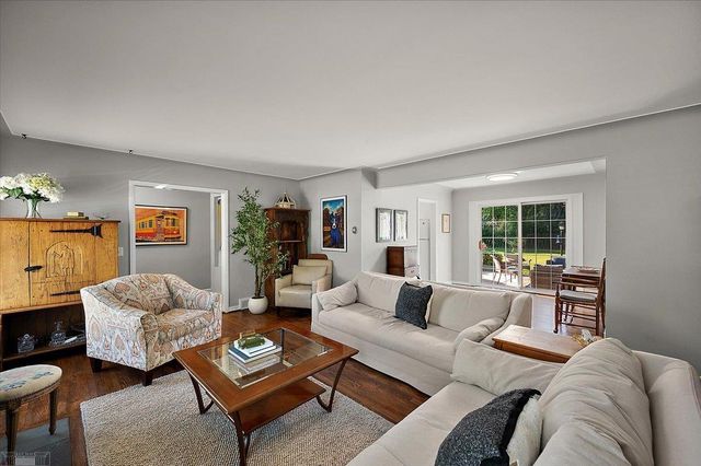 1111 S Renaud Road, Grosse Pointe Woods, MI 48236
