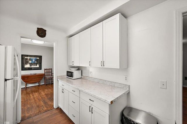 1111 S Renaud Road, Grosse Pointe Woods, MI 48236