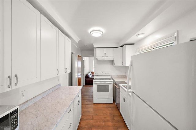 1111 S Renaud Road, Grosse Pointe Woods, MI 48236