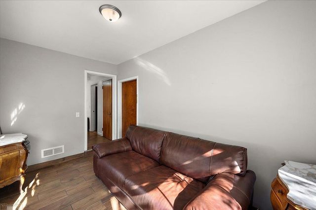 1111 S Renaud Road, Grosse Pointe Woods, MI 48236