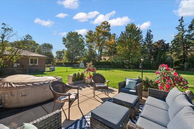 1111 S Renaud Road, Grosse Pointe Woods, MI 48236