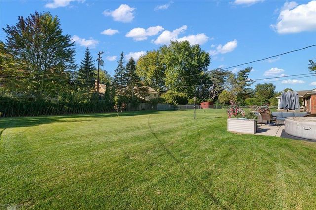 1111 S Renaud Road, Grosse Pointe Woods, MI 48236