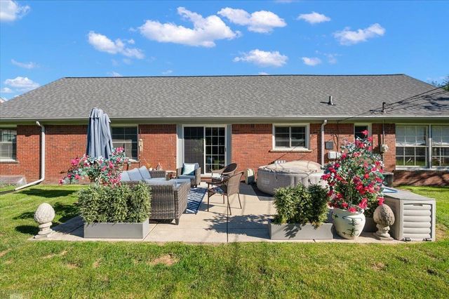 1111 S Renaud Road, Grosse Pointe Woods, MI 48236