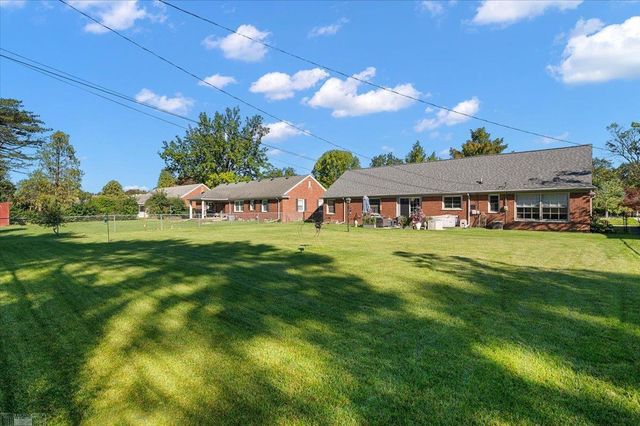 1111 S Renaud Road, Grosse Pointe Woods, MI 48236