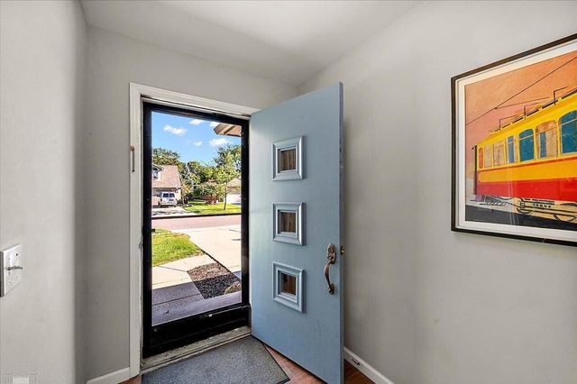 1111 S Renaud Road, Grosse Pointe Woods, MI 48236