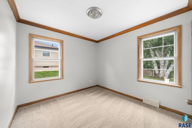 2720 S Summit Ave, Sioux Falls, SD 57105