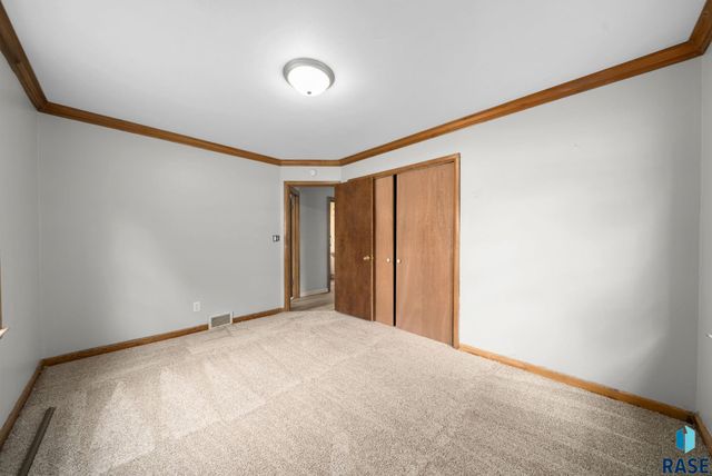 2720 S Summit Ave, Sioux Falls, SD 57105