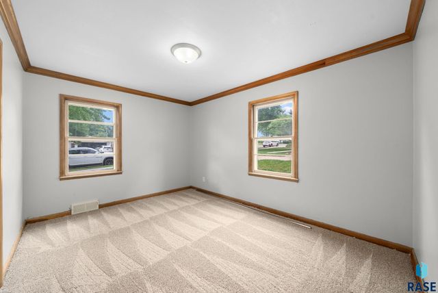 2720 S Summit Ave, Sioux Falls, SD 57105