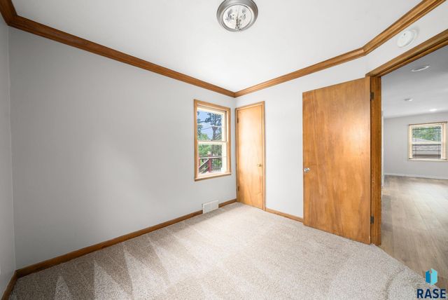 2720 S Summit Ave, Sioux Falls, SD 57105