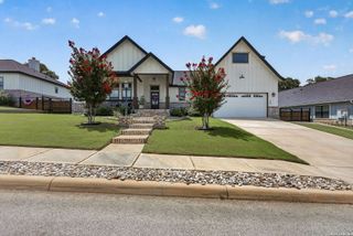 109 Bayberry Ct, La Vernia, TX 78121