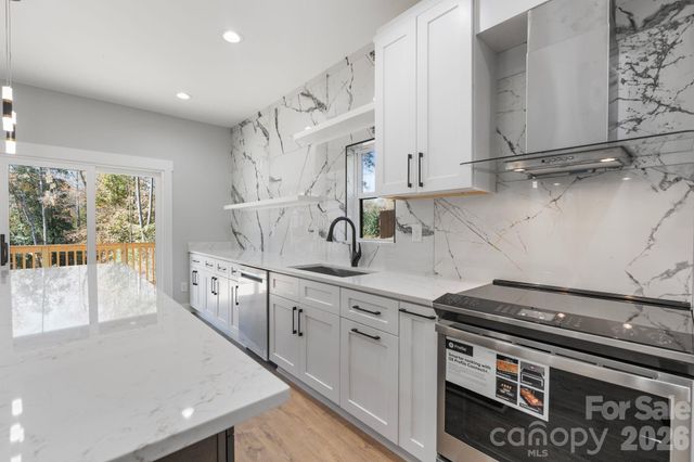 908 30th Avenue Drive NW, Hickory, NC 28601