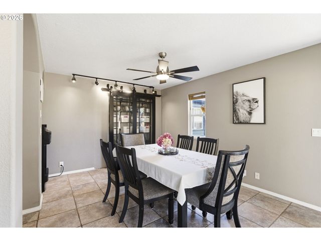 575 Nw QUEENS Ct, Hillsboro, OR 97124