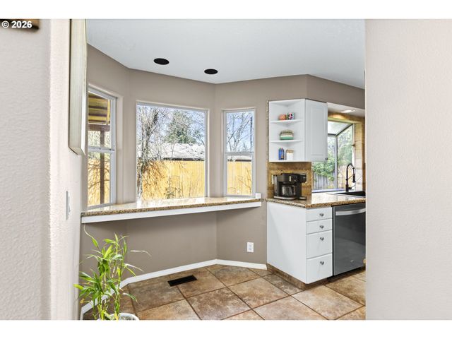 575 Nw QUEENS Ct, Hillsboro, OR 97124