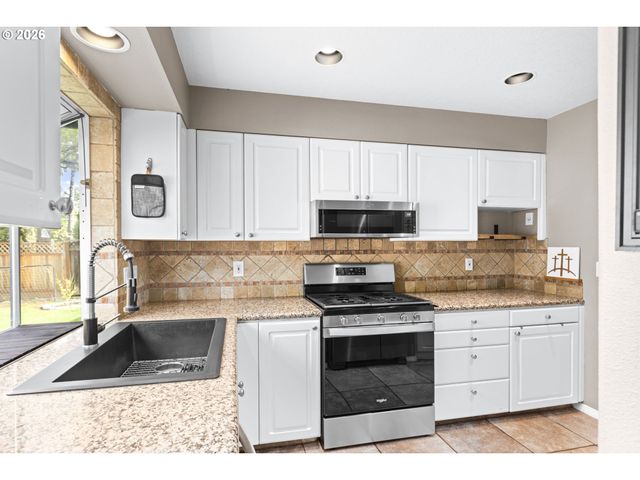 575 Nw QUEENS Ct, Hillsboro, OR 97124