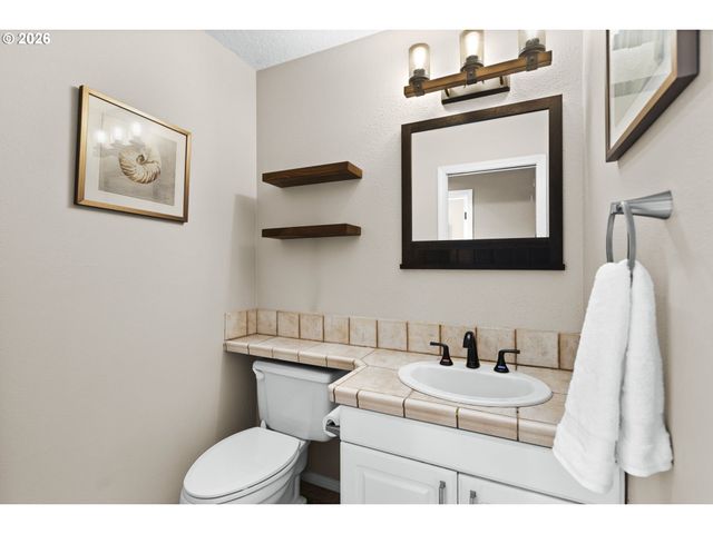 575 Nw QUEENS Ct, Hillsboro, OR 97124