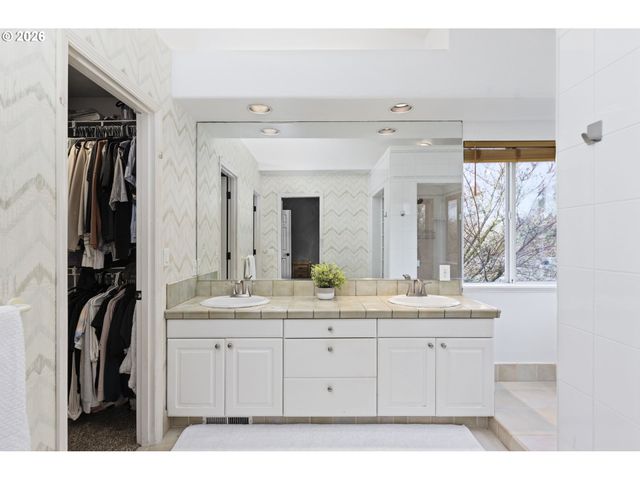 575 Nw QUEENS Ct, Hillsboro, OR 97124