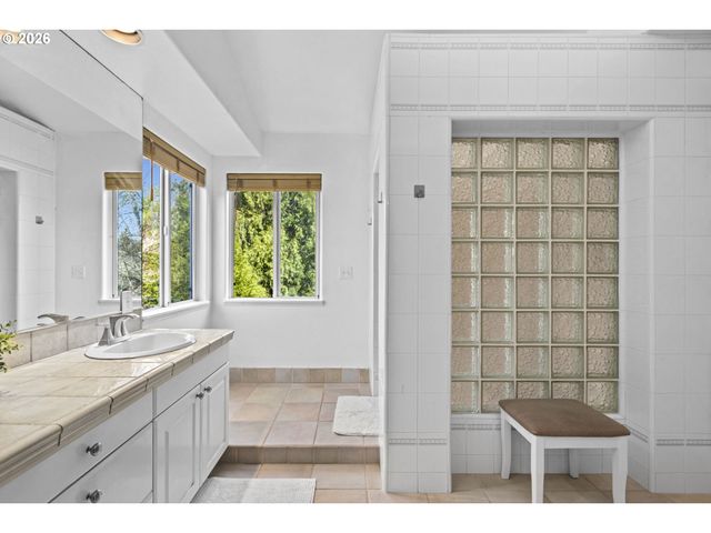 575 Nw QUEENS Ct, Hillsboro, OR 97124