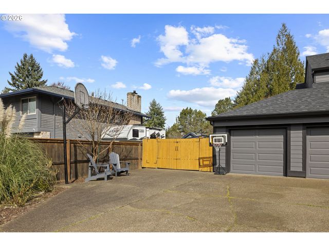 575 Nw QUEENS Ct, Hillsboro, OR 97124