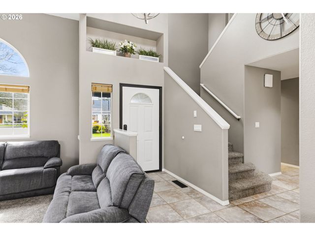 575 Nw QUEENS Ct, Hillsboro, OR 97124