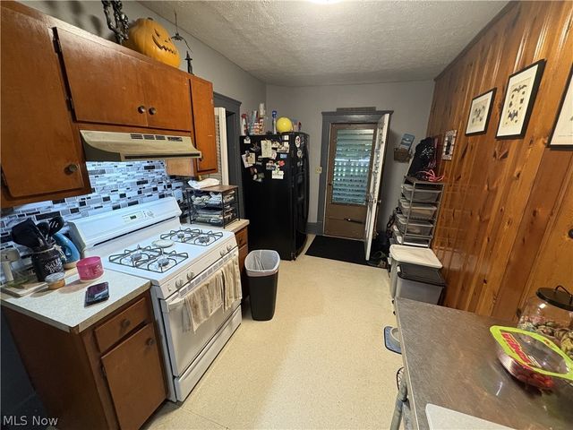 727 Wooster Road N, Barberton, OH 44203