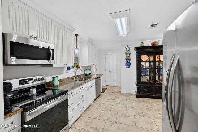 514 Sunset Drive, Bay Saint Louis, MS 39520