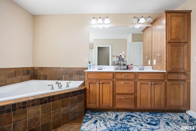 9711 N MEGAN Court, Peoria, IL 61615