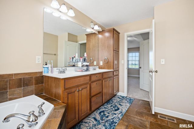 9711 N MEGAN Court, Peoria, IL 61615