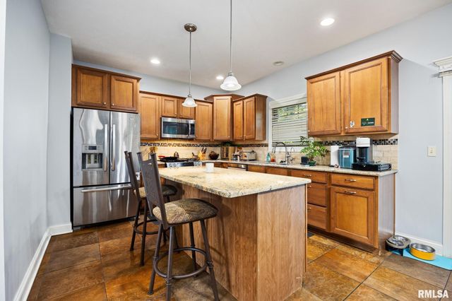 9711 N MEGAN Court, Peoria, IL 61615