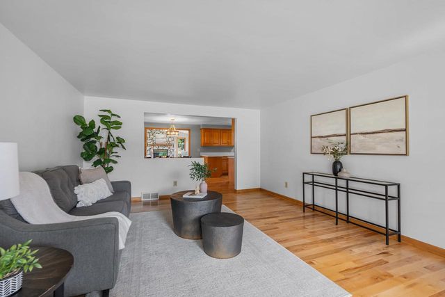 2027 HILLVIEW DRIVE, Green Bay, WI 54302