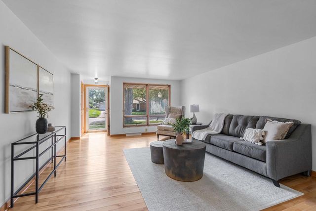 2027 HILLVIEW DRIVE, Green Bay, WI 54302