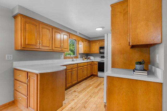 2027 HILLVIEW DRIVE, Green Bay, WI 54302
