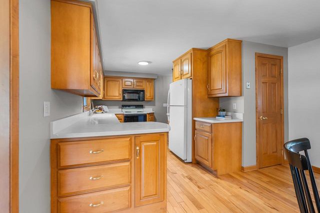 2027 HILLVIEW DRIVE, Green Bay, WI 54302