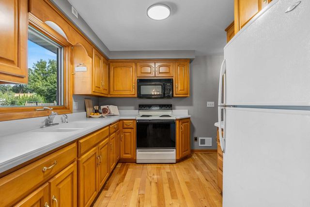 2027 HILLVIEW DRIVE, Green Bay, WI 54302