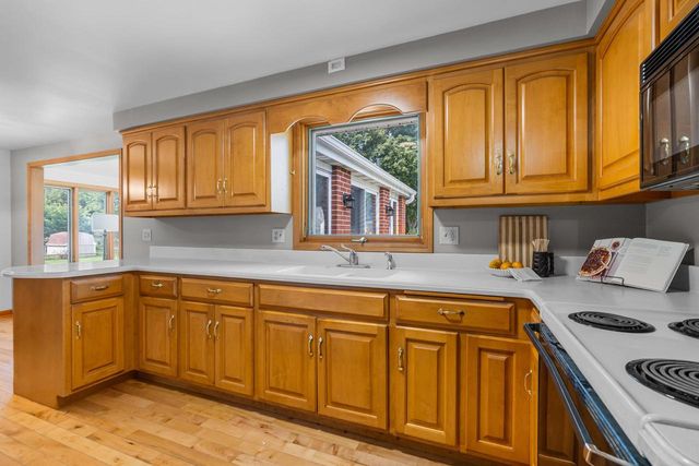 2027 HILLVIEW DRIVE, Green Bay, WI 54302