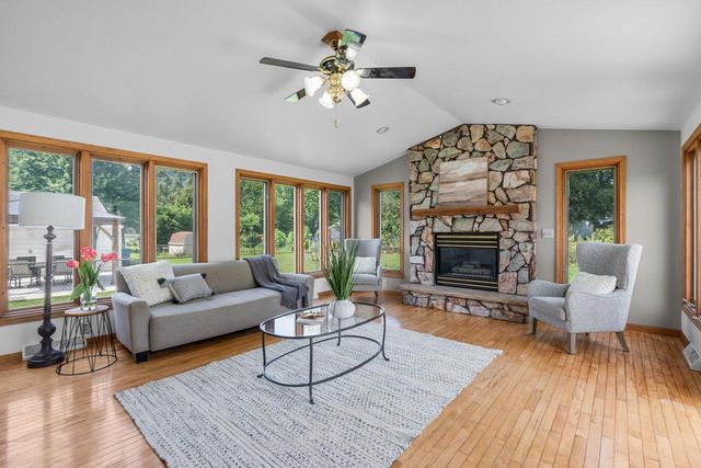 2027 HILLVIEW DRIVE, Green Bay, WI 54302