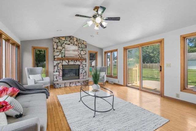 2027 HILLVIEW DRIVE, Green Bay, WI 54302