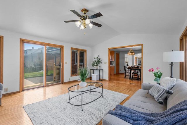 2027 HILLVIEW DRIVE, Green Bay, WI 54302