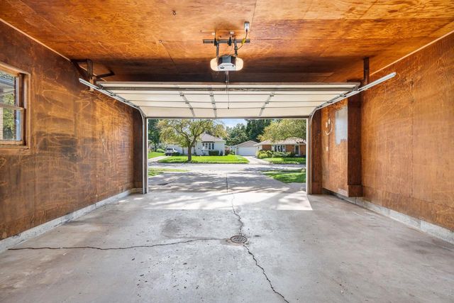 2027 HILLVIEW DRIVE, Green Bay, WI 54302
