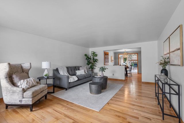 2027 HILLVIEW DRIVE, Green Bay, WI 54302