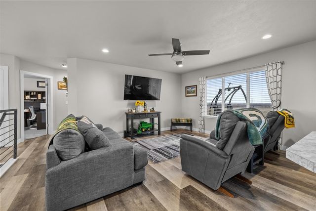 3517 GRAYSON DR, Burlington, ND 58722