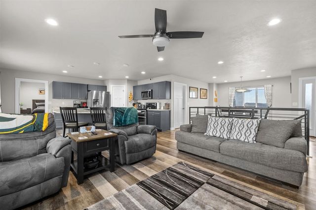 3517 GRAYSON DR, Burlington, ND 58722