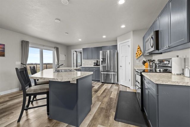 3517 GRAYSON DR, Burlington, ND 58722