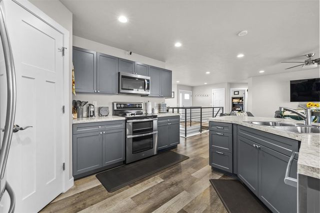 3517 GRAYSON DR, Burlington, ND 58722