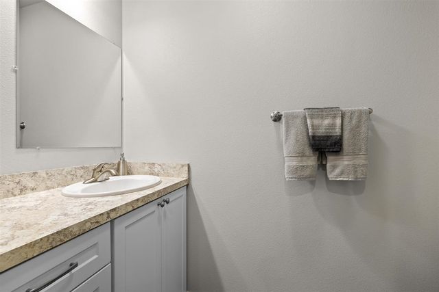 3517 GRAYSON DR, Burlington, ND 58722