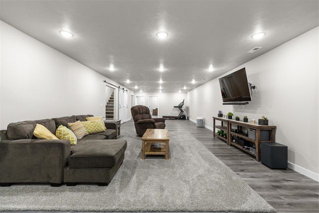 3517 GRAYSON DR, Burlington, ND 58722