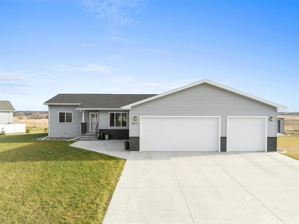 3517 GRAYSON DR, Burlington, ND 58722