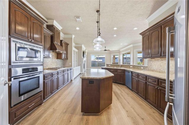 1930 Old River Road, Montgomery, TX 77356