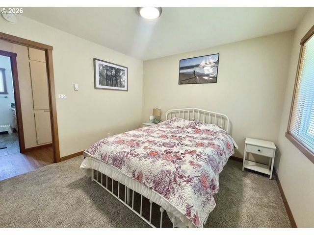 1614 5th St, Tillamook, OR 97141