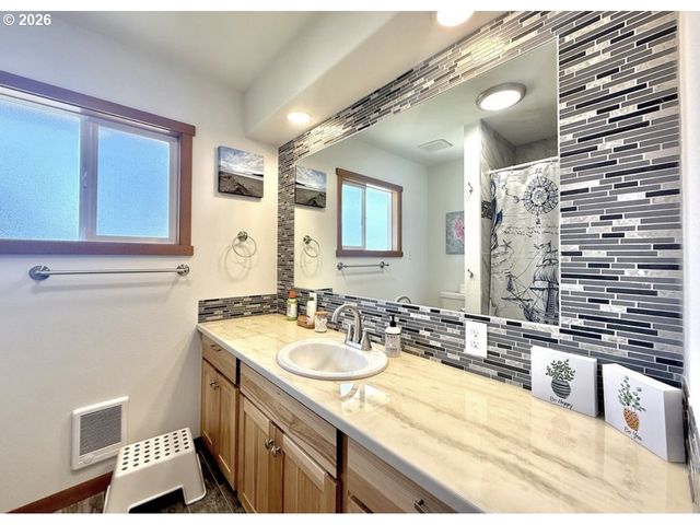 1614 5th St, Tillamook, OR 97141