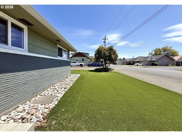 1614 5th St, Tillamook, OR 97141